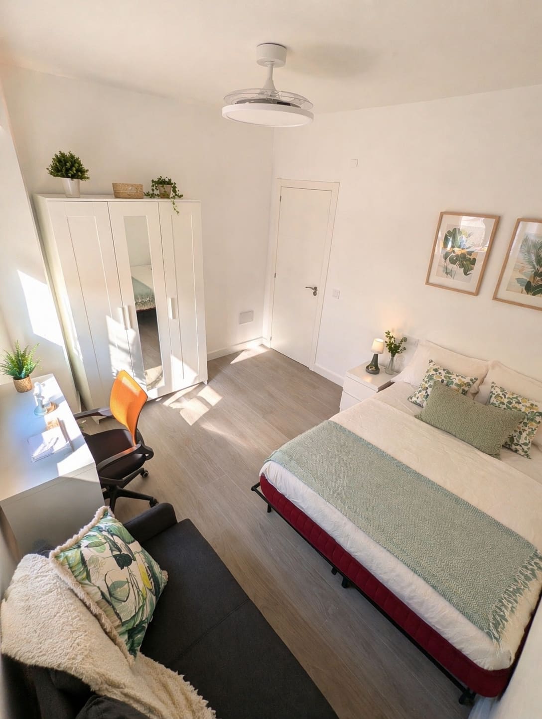 Dormitorio principal del apartamento tras la reforma de 2025